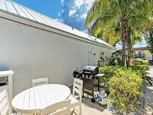 On Beach One Bedroom Condo with Communal Pool in Holmes Beach